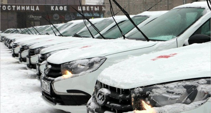 Брянский губернатор вручил больницам области ключи от новых спецавтомобилей