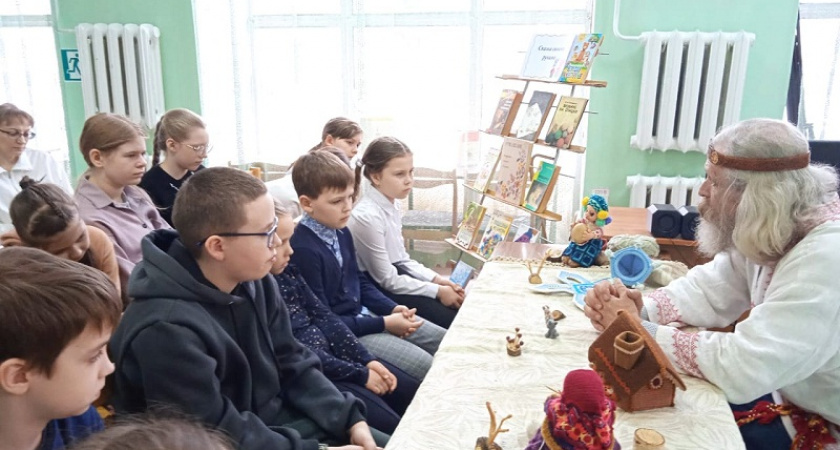 Брянская библиотека организовала мастер-класс по кружевоплетению