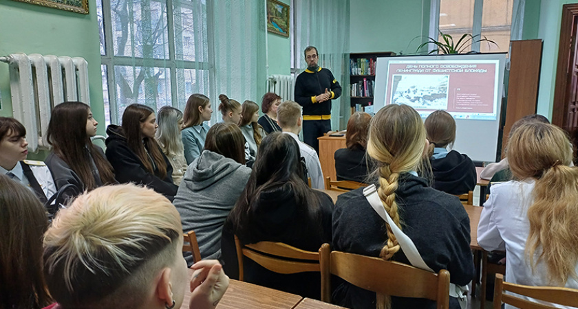 Брянская библиотека провела для студентов техникума «блокадный» патриотический час «Город стойкости и славы»