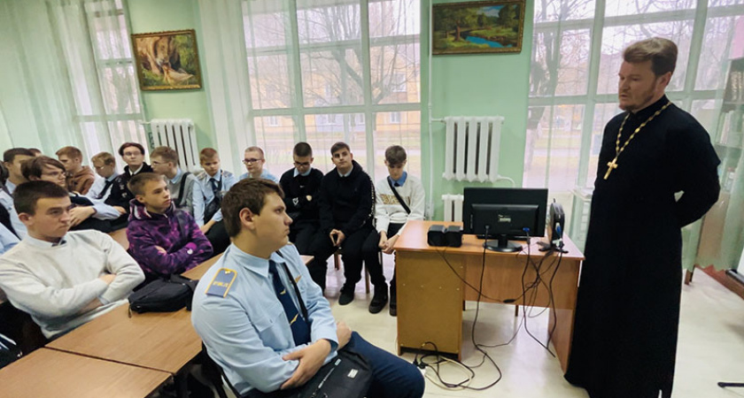 Клирик Брянского кафедрального собора провёл в библиотеке урок толерантности