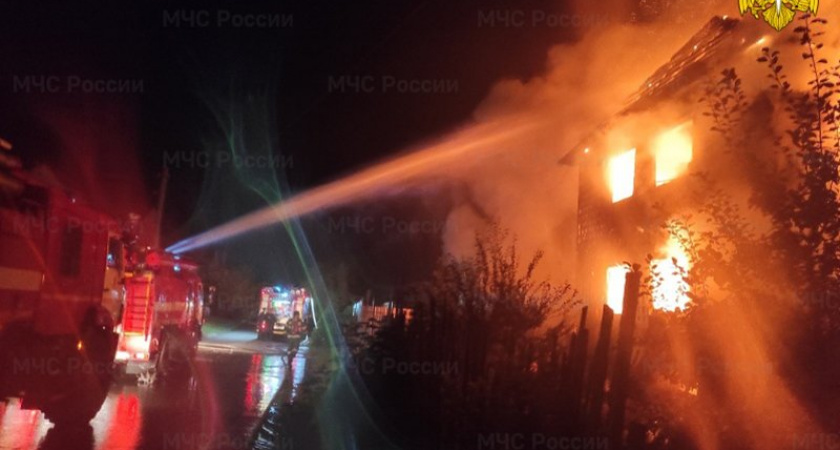 Брянские пожарные в полночь тушили дом в Малом Кузьмино