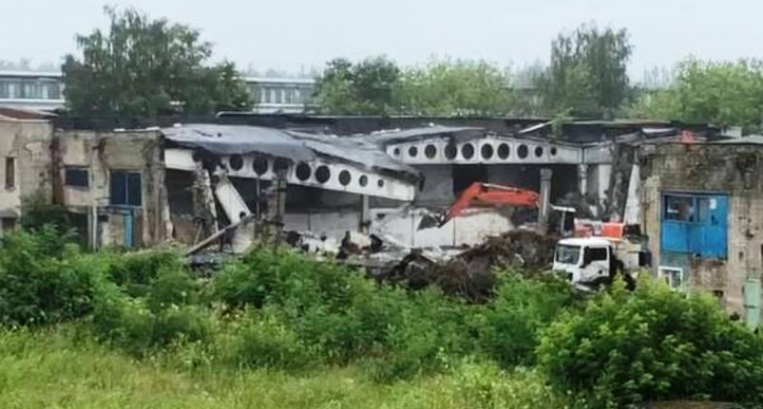 В Брянске сносят последние корпуса бывшего завода «Литий»