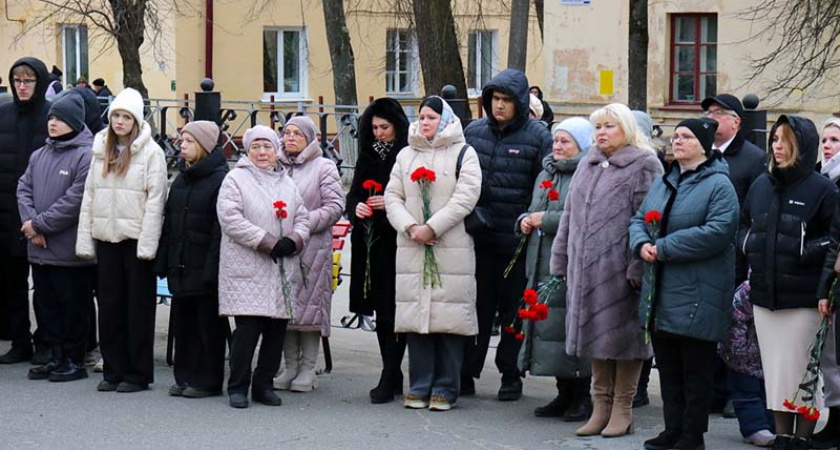 В Брянске открыли мемориальную доску выпускнику гимназии №4 Никите Лучину