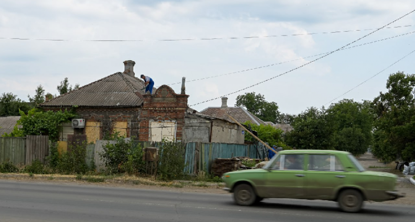 «Церковь помогает»: православные волонтёры со всей страны ремонтируют частные жилые дома в Мариуполе