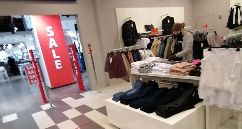 В Брянске на нарушении масочного режима попались продавец ТЦ «Тимошковых» и покупатель в «Мельнице»