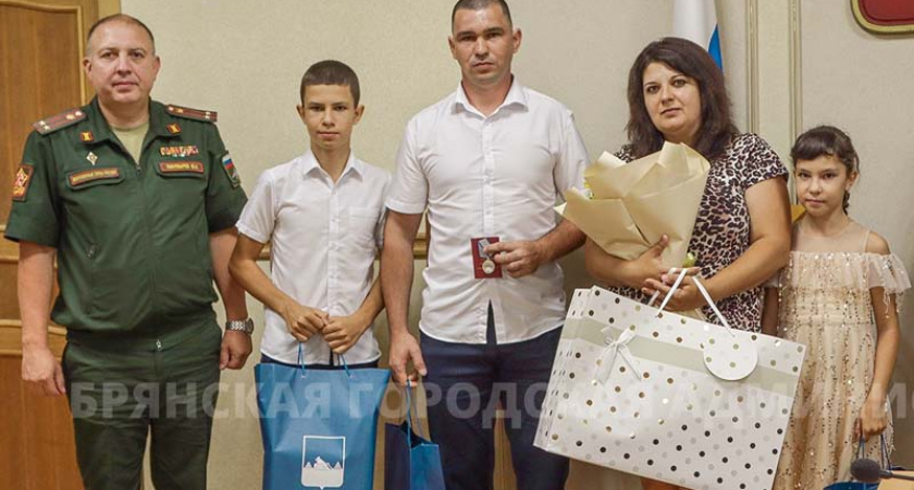 Власти Брянска вручили медаль «За отвагу» бойцу, раненому под Кременной