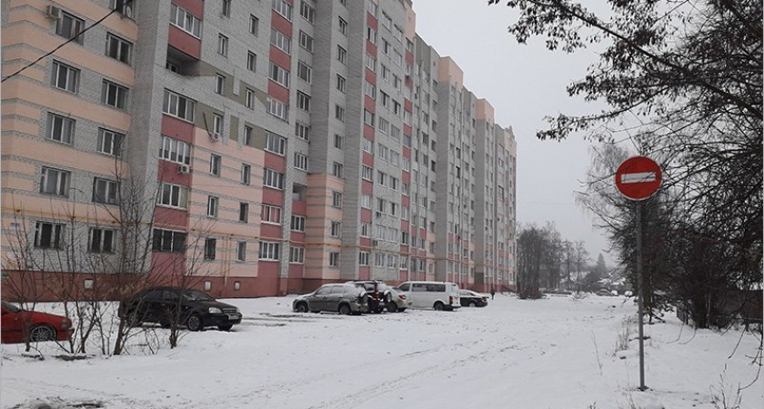 Власти Брянска решили проблему «вечной лужи» на улице Медведева «кирпичами»