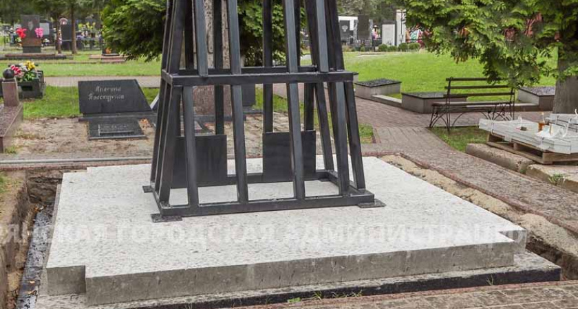 На центральном кладбище Брянска возводят мемориал революционеру Игнату Фокину. С исторической табличкой