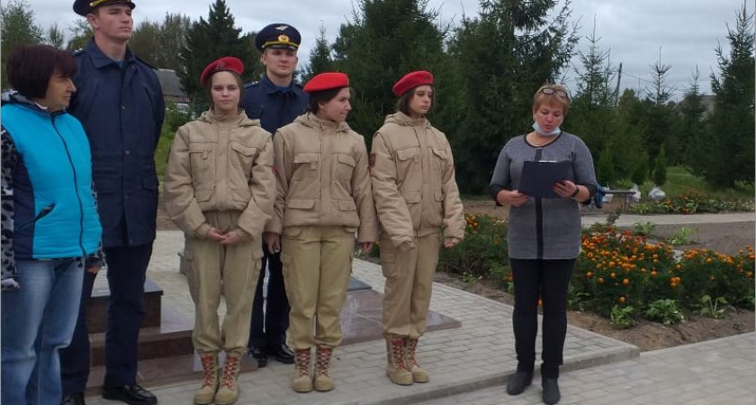 На открытии памятника брянскому лётчику зачитали посвящённое ему стихотворение