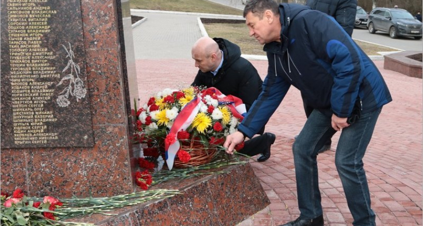 В Брянске торжественно отметили двадцатилетие подвига десантников Шестой роты
