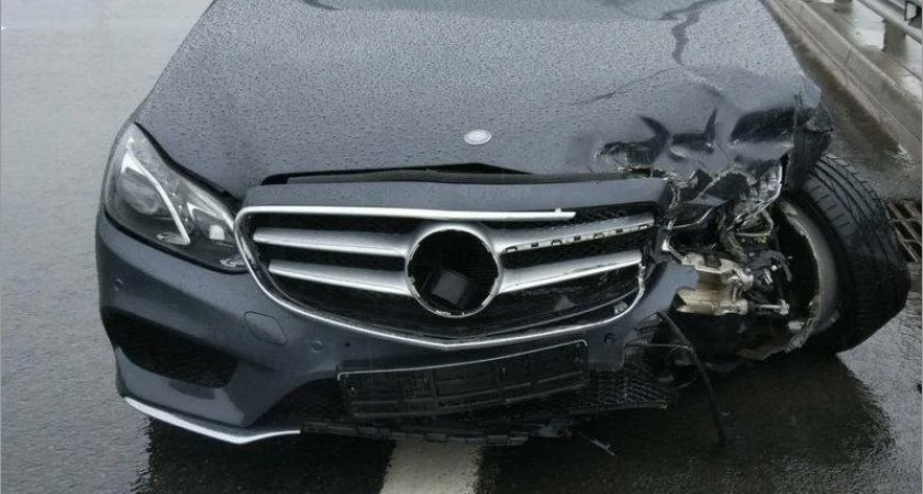 Молодой угонщик в Брянске разбил чужую иномарку, катая на ней девушку