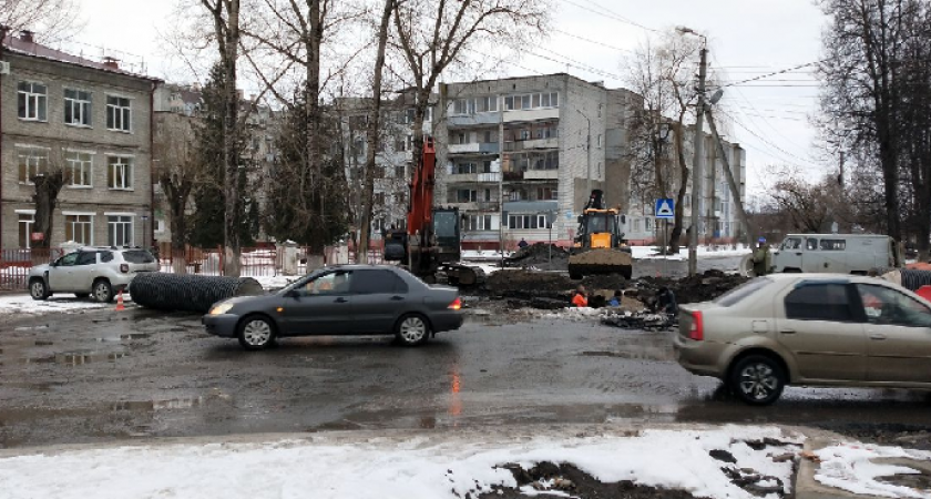 Дорожники возобновили работы на «полностью капитально отремонтированной» улице Молодой Гвардии в Брянске
