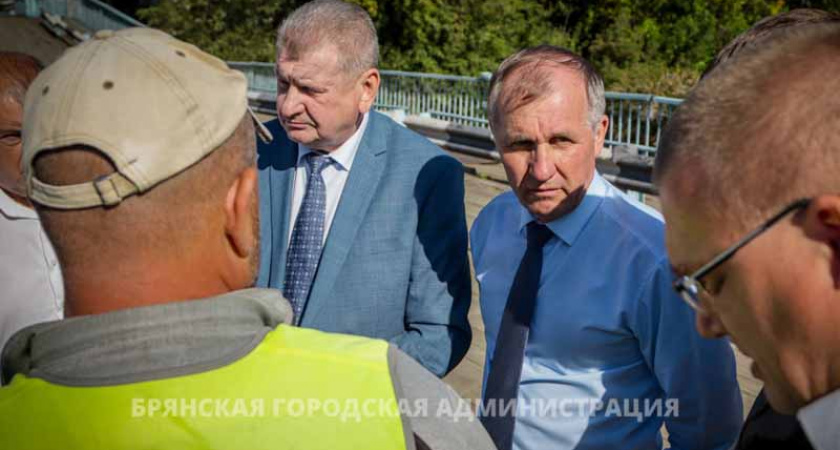 На «просроченном» Славянском мосту в Брянске заливают бетоном последний ростверк