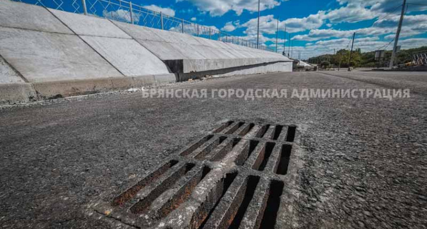 На недостроенном Славянском мосту в Брянске уже рисуют дорожную разметку