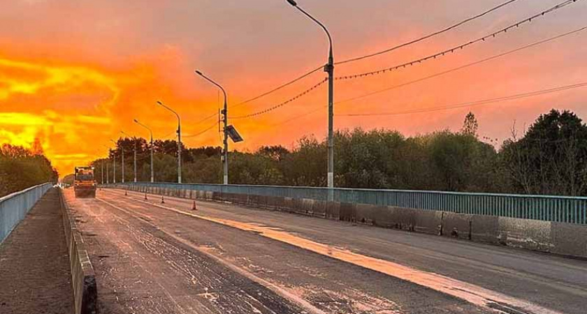 В Брянске за двое суток подновили Болвинский мост. На очереди ночная дорожная разметка