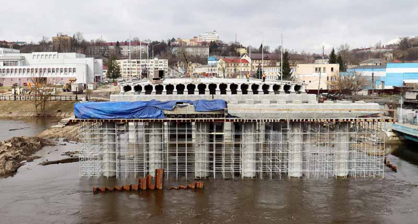 В Брянске доделали одну из трёх русловых опор Славянского моста, последняя — на «перерыве на паводок»