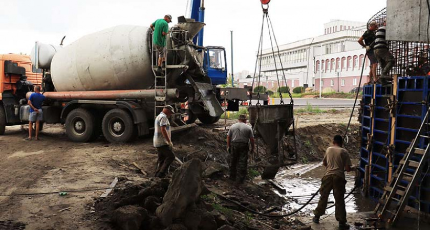 В Брянске продолжается строительство русловых опор Славянского моста на Набережной