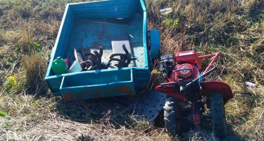 На брянской трассе мотоблок выехал под легковушку, водитель спецтехники госпитализирован