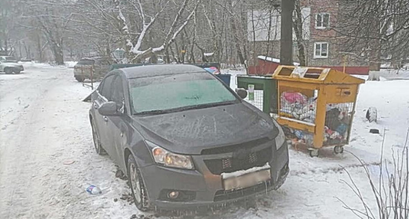 Брянские коммунальщики жалуются в ГИБДД на любителей парковаться у мусорки