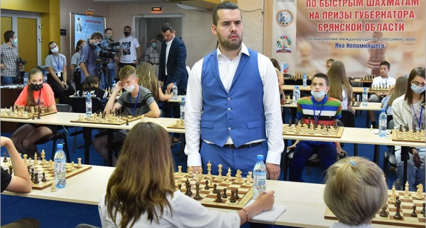 Ян Непомнящий потерял пол-очка в сеансе одновременной игры