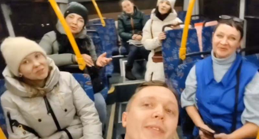 Брянский финалист конкурса «Родники» устроил предновогодний флешмоб в автобусе