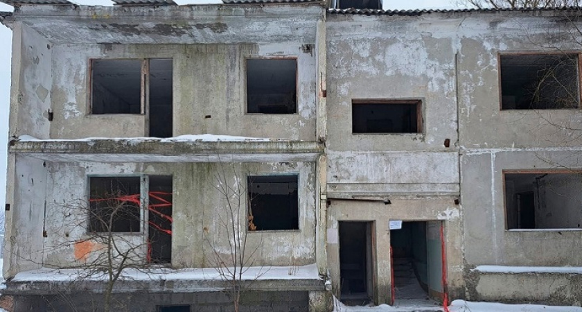 Брянская сельская экс-чиновница пойдёт под суд за упавшую с балкона девочку-подростка