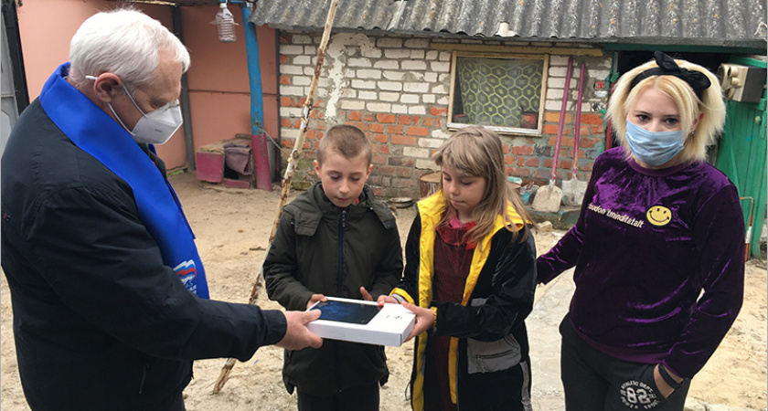 Депутат-волонтёр Николай Стародубцев подарил планшет новозыбковской многодетной семье