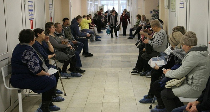 Александр Богомаз пообещал развести в поликлиниках очереди на вакцинацию и больных к врачам