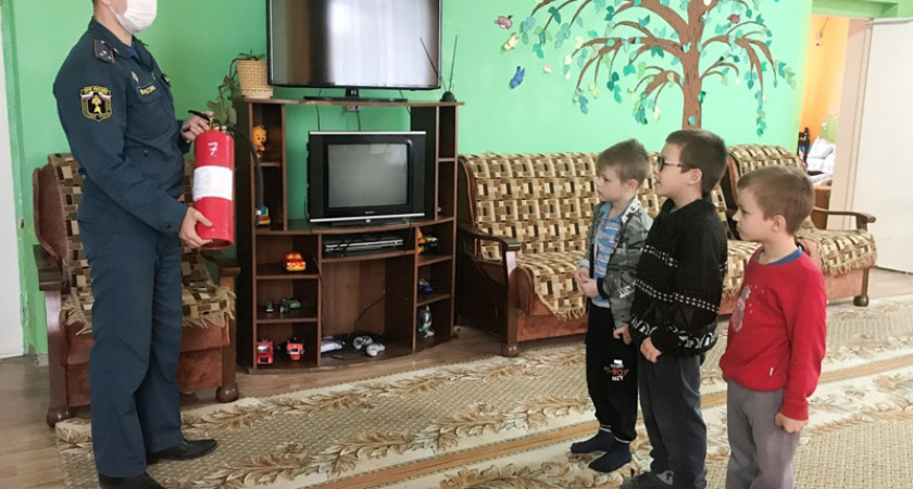 Брянские спасатели помогли ветеранам справиться с сухой травой