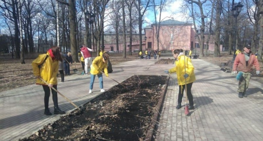 Брянские студенты провели генеральную уборку в городских парках