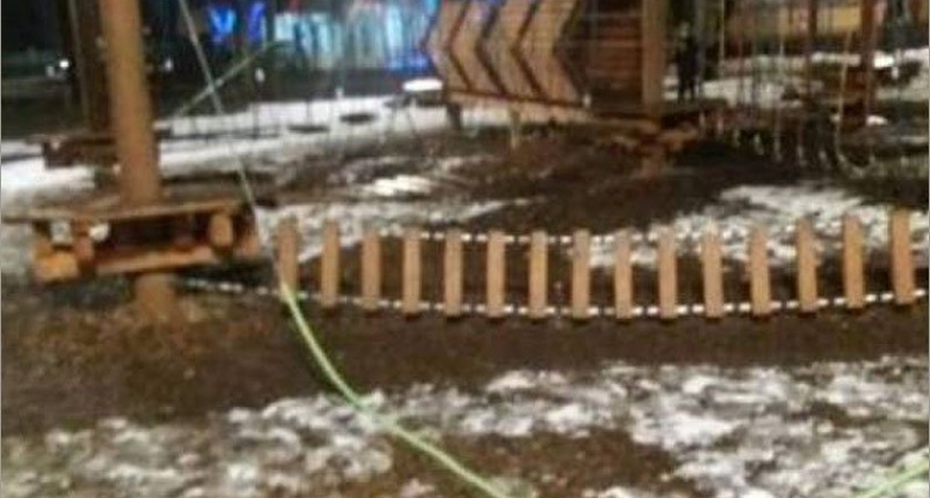 В брянском Майском парке взрослые вандалы развалили детский верёвочный городок