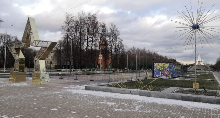 Звезды, арки, кареты: парки Брянска начали украшать к Новому году