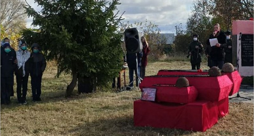 В Почепе с почестями перезахоронили погибших во время войны красноармейцев и подпольщиков