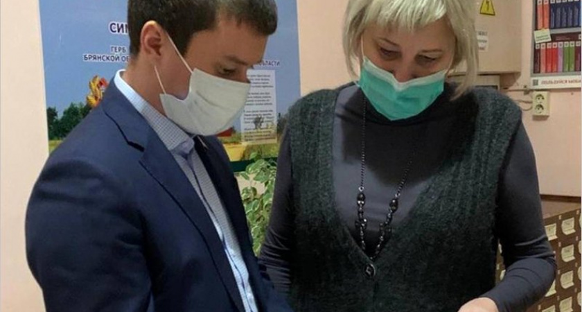 Депутат облдумы подарил дятьковской библиотеке «Тайную школу юных героев»