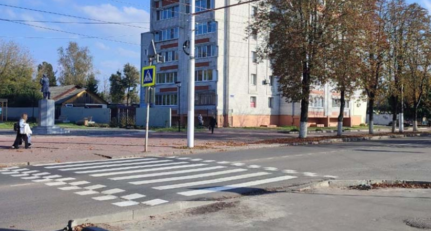 В Брянске появился «лежачий полицейский» на переходе у школы №33. Через прокуратуру и суд