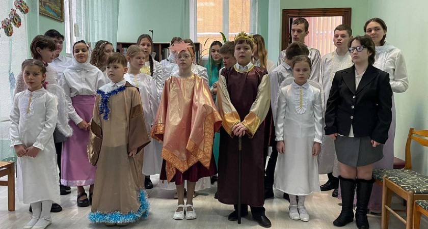 Детский театр «Перезвон» устроил в детской библиотеке «Радость Рождества»