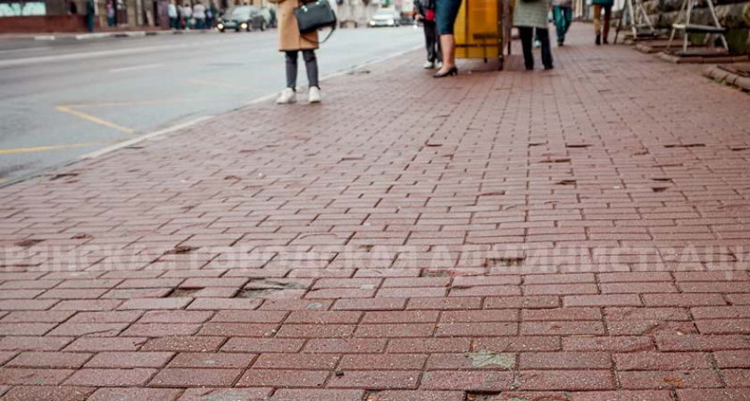 В Брянске заменят тротуарную плитку в окрестностях площади Ленина
