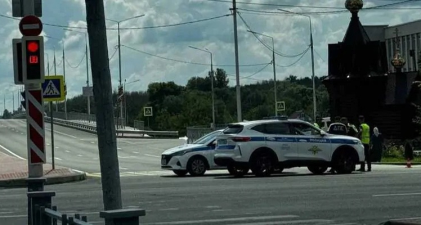 Славянский мост в Брянске перекрывали из-за предмета, примотанного скотчем к перилам