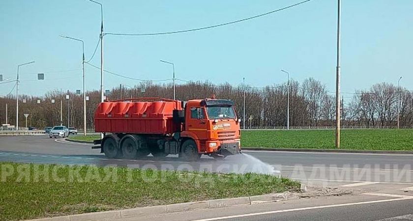 Брянские коммунальщики «перековали» грузовики на «поливалки»
