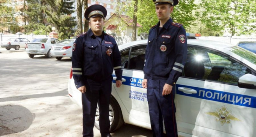 Брянские сотрудники ДПС помогли быстро доставить пенсионера с серьезной травмой руки в больницу