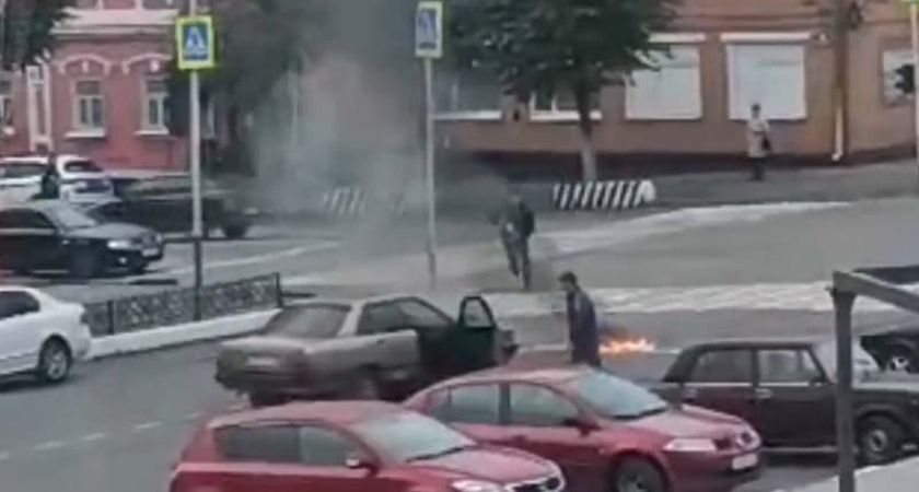 В Новозыбкове сотрудники полиции потушили горящий автомобиль и спасли водителя