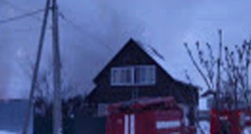 В утреннем пожаре в Клетне сгорели хозпостройки