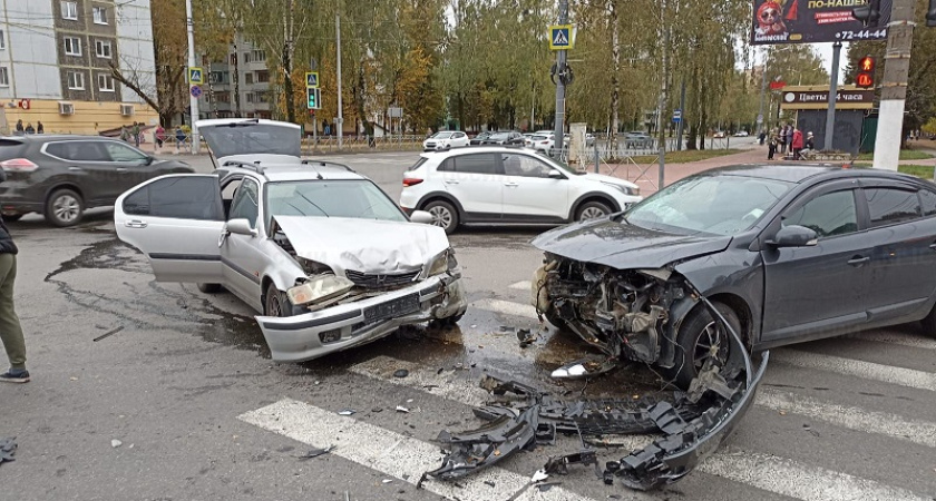ДТП в Брянске: две легковых машины не разъехались на Костычева