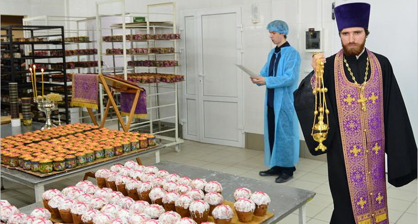 На брянских хлебозаводах началось освящение пасхальных куличей
