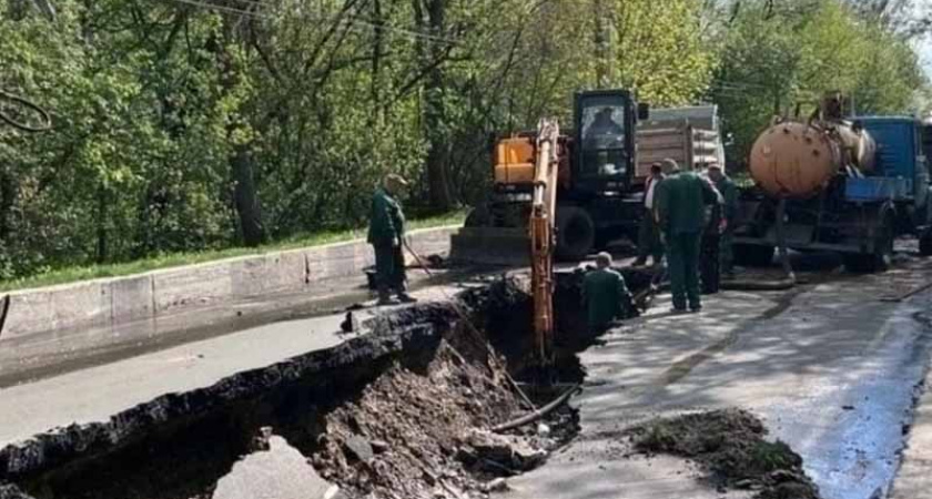В Брянске из-за огромного провала на улице Урицкого скорректировали маршруты №№1, 22 и 52
