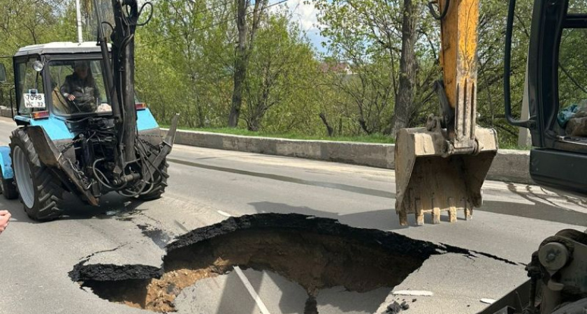 Прорыв водопровода размыл дамбу в Брянске: из-за провала перекрыто движение по улице Урицкого