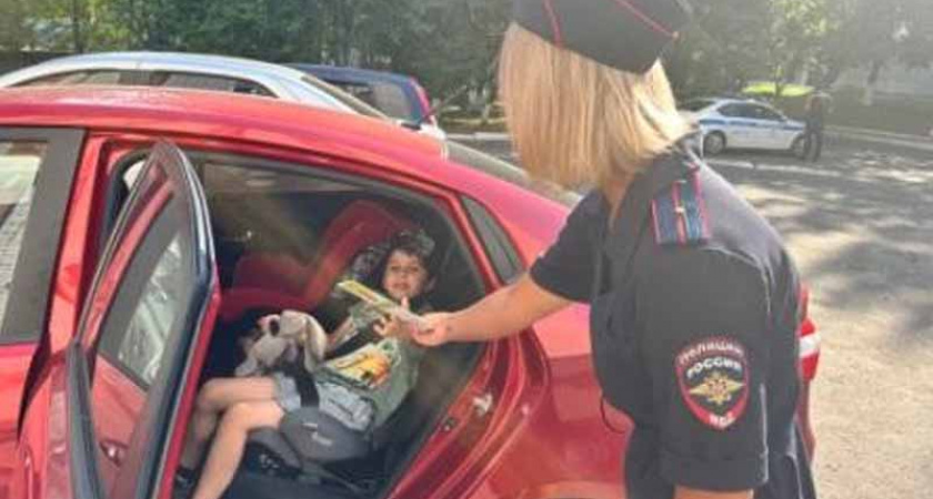 Автоинспекторы провели сплошные проверки водителей около детсадов Брянска