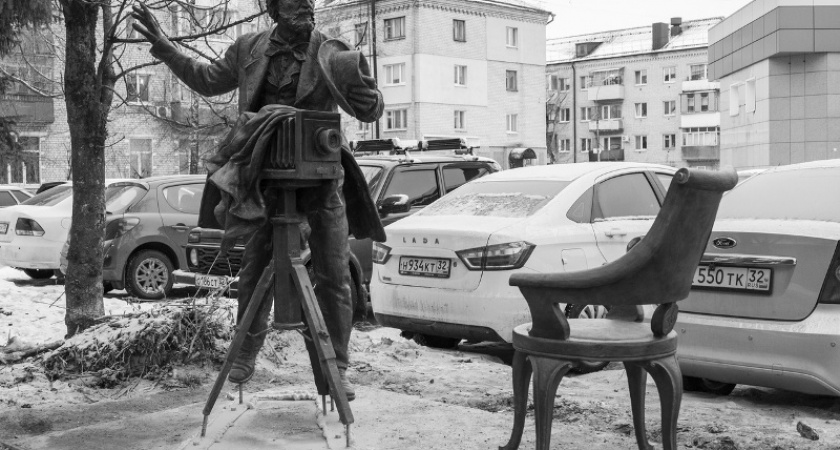 Центр Брянска украсил памятник фотографу XIX века «Птичка»