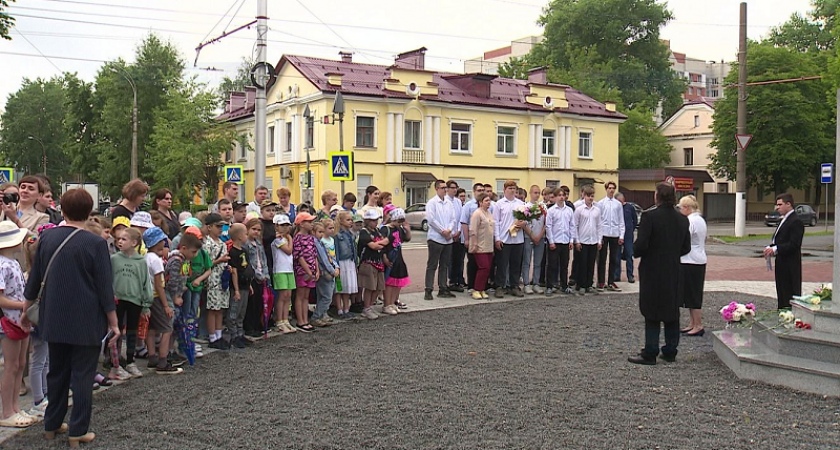 Пушкинский день в Брянске отметили традиционным чтением стихов у памятника поэту