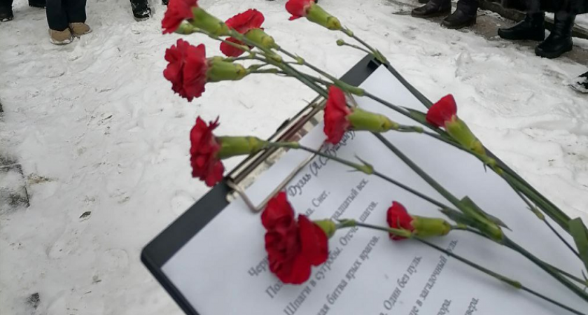 «Пушкин всегда с тобой!»: у памятника Пушкину в Брянске прошёл поэтический митинг памяти
